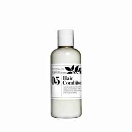 Flaska med hårbalsam från Moonsun Organic. Etikett visar produktnamn och nummer 05.