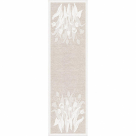 Ljus linnefärgad duk med vita tulpanbuketter