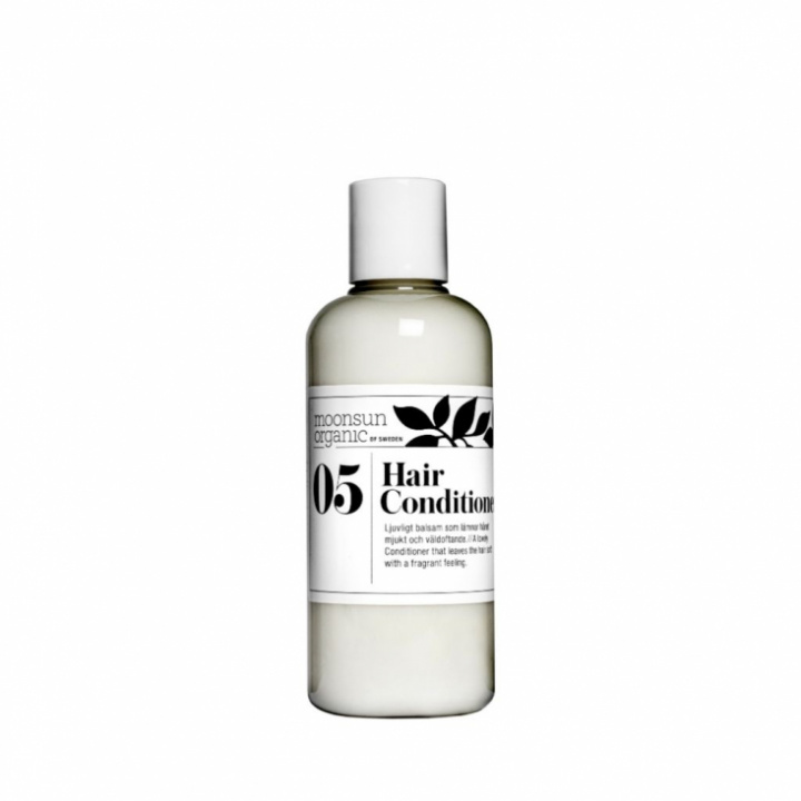 Flaska med hårbalsam från Moonsun Organic. Etikett visar produktnamn och nummer 05.