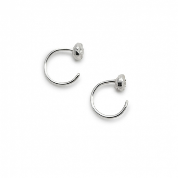 MNOP Jewelry - Örhängen Frö Minihuggies i Återvunnet Silver i gruppen Accessoarer / Smycken hos Rekoshoppen.se (63211)