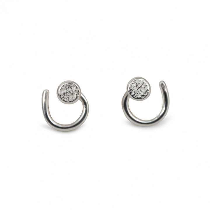 MNOP Jewelry - Örhängen Asfalt Comfort i Återvunnet Silver i gruppen Accessoarer / Smycken hos Rekoshoppen.se (63217)
