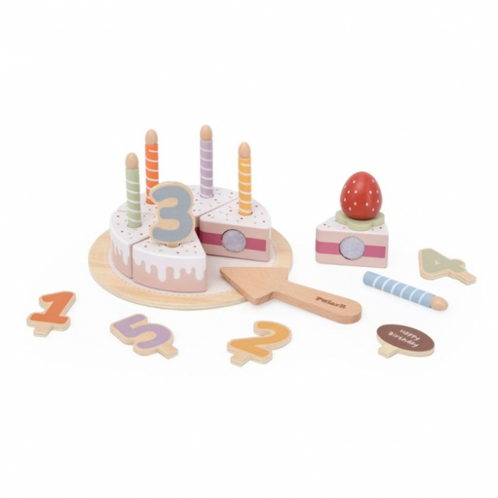 Födelsedagstårta i trä med ljus och tillbehör