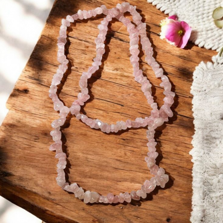 Andekvarts - Rosenkvarts Chips, Halsband långt i gruppen Fritid / Spirituellt / Wellness / Kristaller hos Rekoshoppen.se (8256655)